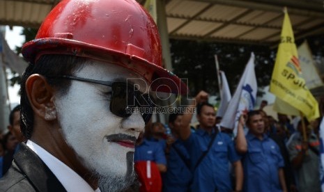  Sejumlah serikat pekerja Jakarta International Container Terminal (JICT) melakukan aksi unjuk rasa di depan Gedung KPK, Jakarta, Selasa (22/9).