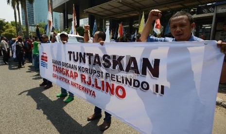 Sejumlah serikat pekerja Jakarta International Container Terminal (JICT) melakukan aksi unjuk rasa di depan Gedung KPK, Jakarta, Selasa (22/9).