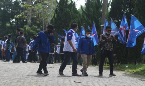 Sejumlah simpatisan melakukan pengamanan di area Kongres Luar Biasa (KLB) Partai Demokrat di The Hill Hotel Sibolangit, Deli Serdang, Sumatera Utara, Jumat (5/3/2021). Berdasarkan hasil KLB tersebut, Moeldoko terpilih menjadi Ketua Umum Partai Demokrat.