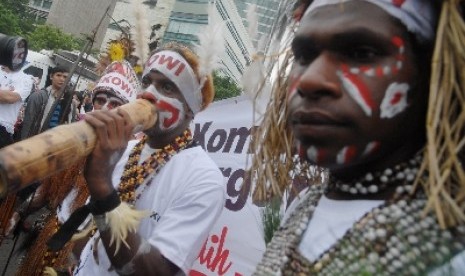 Sejumlah simpatisan yang tergabung dalam Komunitas Relawan Peduli Papua Bangkit dan Barisan Relawan Jokowi Presiden menari bersama saat melakukan aksi dukungan kepada Gubernur DKI Jakarta Joko Widodo di kawasan bundaran HI, Jakarta Pusat, Ahad (11/5).