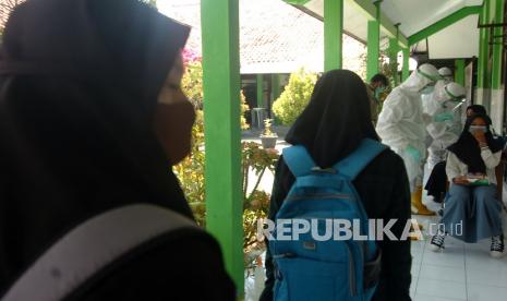 Sejumlah siswa antre untuk mengikuti tes usap (swab test) massal di Madrasah Aliyah Negeri (MAN) Tegal, Jawa Tengah (ilustrasi)