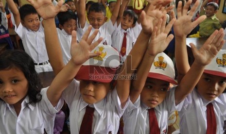   Sejumlah siswa baru menerima pengarahan dari guru mereka di SDN 05 Pejaten Timur, Jakarta Selatan, Senin (15/7).    (Republika/Rakhmawaty La'lang)