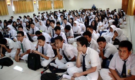 Sejumlah siswa baru mengikuti Masa orientasi siswa (MOS) saat hari pertama masuk sekolah di SMAN 8 Jakarta, Senin (14/7). (Republika/ Yasin Habibi).