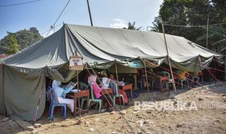 Sejumlah siswa belajar di tenda sekolah darurat di SDN 1 Guntur Macan Desa Guntur Macan, Kecamatan Gunungsari, Lombok Barat, NTB, Jumat (28/9). 