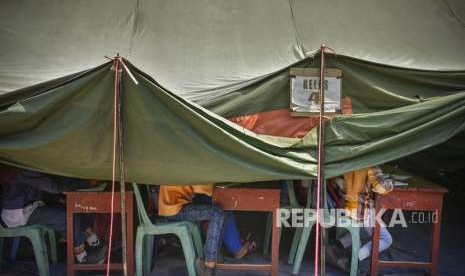 Sejumlah siswa belajar di tenda sekolah darurat di SDN 1 Guntur Macan Desa Guntur Macan, Kecamatan Gunungsari, Lombok Barat, NTB, Jumat (28/9).