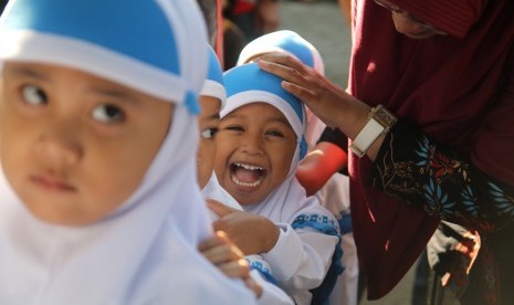 Sejumlah siswa berbaris memasuki kelas pada saat hari pertama masuk sekolah di Taman Kanak-kanan (TK), (ilustrasi). Kemendikbud meminta sekolah menyiapkan dua skema pembelajaran untuk anak.