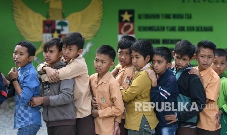 Disdik Jayawijaya Imbau Orang Tua Dorong Anak Bersekolah. Sejumlah siswa berbaris saat bermain dengan polisi di SD Yayasan Pendidikan Islam (Yapis) Wamena, Kabupaten Jayawijaya, Papua. 