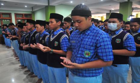  Niat Sholat Ghaib dan Doa Sesudah Sholat Jenazah. Foto:  Sejumlah siswa berdoa bersama saat sholat Ghaib dan Istighosah di Madrasah Aliyah Negeri (MAN) 2 Kudus, Desa Prambatan Kidul, Kudus, Jawa Tengah, Rabu (5/10/2022). Shalat ghaib dan doa bersama itu untuk mendoakan 125 suporter yang meninggal dalam tragedi kerusuhan sepak bola di Stadion Kanjuruhan. 