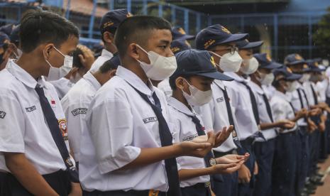 Sejumlah siswa berdoa bersama untuk anak Ridwan Kamil di SMPN 1 Depok, Jawa Barat, Senin (30/5/2022). Doa bersama tersebut ditunjukkan untuk Emmeril Kahn Mumtadz anak dari Gubernur Jawa Barat Ridwan Kamil yang hilang di Sungai Aare, Swiss agar segera ditemukan dengan keadaan selamat. 