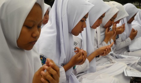 Sejumlah siswa berdoa saat mengikuti acara Doa dan Zikir bersama jelang Ujian Nasional (UN) di Kudus, Jawa Tengah, Sabtu (16/3/2019). 