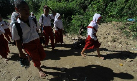 Sejumlah siswa berjalan kaki untuk berangkat ke sekolah. (Ilustrasi)