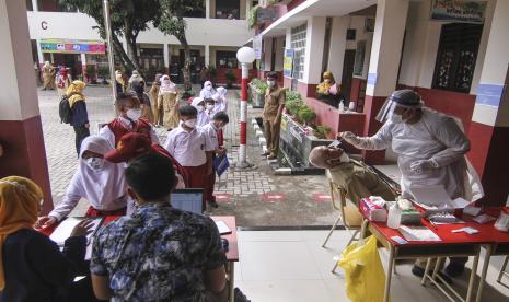 Sejumlah siswa dan guru antre untuk melakukan tes antigen di SDN Depok 1, Depok, Jawa Barat. Penerimaan Peserta Didik Baru (PPDB) Kota Depok Tahun 2022 untuk jenjang Sekolah Dasar (SD) di Kota Depok dibuka mulai 4-8 Juli 2022. PPDB SD tahun ini menerapkan tiga jalur penerimaan.