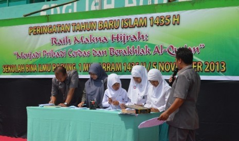 sejumlah siswa dan guru bina ilmu sedang mengisi formulir tabungan kurban 