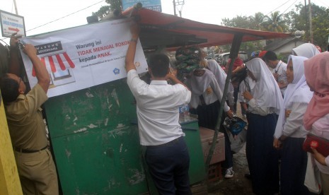 Sejumlah siswa dan guru menurunkan reklame tentang rokok  yang ada di sekitar sekolah (ilustrasi) 