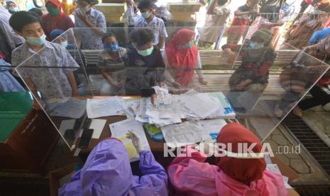 Sejumlah siswa dan guru SMPN 10 Padang mengantre menjelang mengikuti tes usap (swab test) COVID-19. Pemerintah Kota Padang Panjang berusaha menghambat laju penyebaran wabah Covid-19 di sekolah-sekolah. Dalam beberapa bulan terakhir ada dua klaster sekolah muncul di daerah Kota Padang Panjang. Yakni klaster SMA 1 Sumatra Barat dan klaster SMA 1 Padang Panjang.