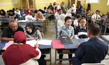 Sejumlah siswa dan orang tua murid antre mengikuti seleksi Penerimaan Peserta Didik Baru (PPDB) di SMAN 1 Jakarta, Jakarta, Senin (24/6/2019). 