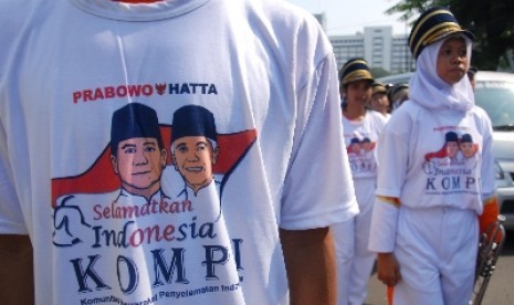 Sejumlah siswa dan relawan pendukung Prabowo-Hatta yang tergabung dalam Komunitas Masyarakat Penyelamat Indonesia (KOMPI) melakukan pawai dan aksi long march menuju Taman Ismail Marzuki, Jakarta, Sabtu (7/6). 