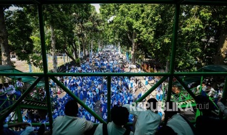 Sejumlah siswa dan siswi menyanyikan mars MTQ secara bersama-sama yang dilaksanakan di Sepanjang Jalan Pejanggik, Mataram, Nusa Tenggara Barat, Kamis (28/7). (Republika/ Raisan Al Farisi)