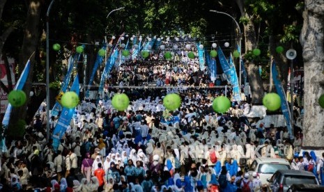 Sejumlah siswa dan siswi menyanyikan mars MTQ secara bersama-sama yang dilaksanakan di Sepanjang Jalan Pejanggik, Mataram, Nusa Tenggara Barat, Kamis (28/7). (Republika/ Raisan Al Farisi)