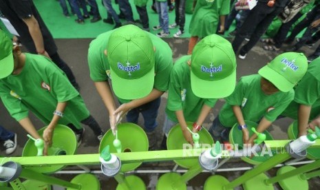 Sejumlah siswa dan siswi SD melakukan cuci tangan dalam rangka memperingati Hari Cuci Tangah Sedunia 2016 di Halaman Sekolah SD Negeri Karang Pawulang, Jl Karawitan, Kota Bandung, kamis (27/10).