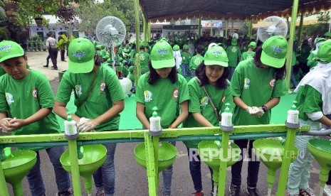 Sejumlah siswa dan siswi SD mencuci tangan / Ilustrasi 