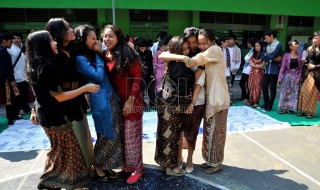  Sejumlah siswa dengan mengenakan pakaian adat merayakan kelulusan UN tingkat SMA di SMA Negeri 37 Jakarta, Jumat (24/5).  (Republika/Prayogi)