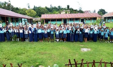 Sejumlah siswa di Papua, mengampanyekan gerakan menghormati guru