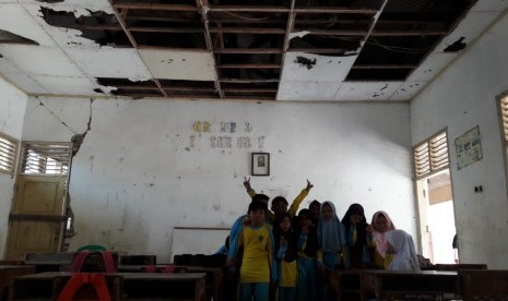 Sejumlah siswa di SDN Sukamelang III, Desa Sukamelang, Kecamatan Kroya, Kabupaten Indramayu, beraktivitas di ruang kelas mereka yang rusak, Rabu (6/11). 