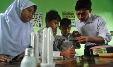 Kegiatan siswa dan guru di Madrasah Ibtidaiyah.