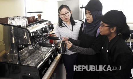 Sejumlah siswa disabilitas netra mengikuti pelatihan barista atau meracik kopi di Balai Rehabilitasi Sosial Penyandang Disabilitas Sensorik Netra Wyata Guna, Kota Bandung (ilustrasi)