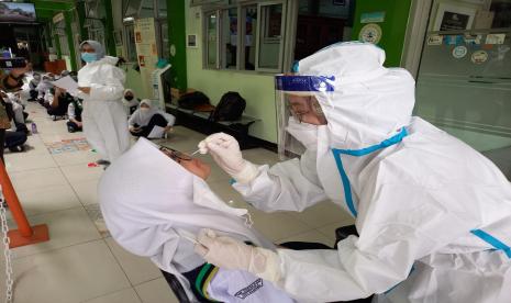 Sejumlah siswa kelas 7, 8 dan 9 SMP Assalam, Kota Bandung yang melaksanakan PTM 100 persen mengikuti rapid tes antigen secara acak yang digelar Dinkes Kota Bandung, Selasa (25/1/2022). Kegiatan rapid tes antigen acak dilakukan untuk mengetahui penyebaran Covid-19 di sekolah. 