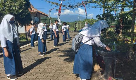 Sejumlah siswa kelas IX SMPN 5 Ungaran, Kabupaten Semarang, Jawa Tengah menunggu giliran  mencuci tangan sebagai pelaksanaan penerapan protokol kesehatan sebelum mengikuti tryout secara tatap muka (tapka) di sekolahnya, Rabu (17/3). Disdikbudpora Kabupaten Semarang mengizinkan sekolah untuk menggelar tryout secara tapka untuk jenjang SD dan SMP guna mempersiapkan siswa menghadapi Ujian Sekolah, pada pecan kedua bulan Aril 2021 mendatang