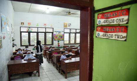 Sejumlah siswa kelas satu mengikuti Pembelajaran Tatap Muka (PTM) terbatas. Satgas meminta sekolah tidak meliburkan siswa pada periode libur Nataru.