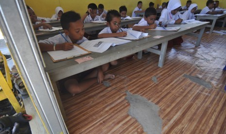 Soal Diduga Hina Nabi, Ujian Agama di Junjung Sirih Diulang. Foto ilustrasi siswa SD sedang ujian.