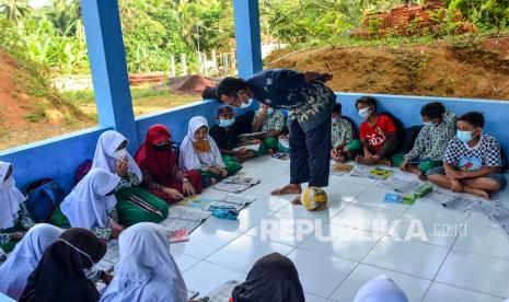 Sejumlah siswa Madrasah Ibtidaiyah mengikuti Pembelajaran Tatap Muka (PTM) terbatas. 