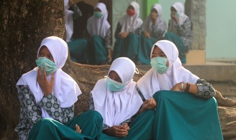 Madrasah di Aceh Belajar Tatap Muka pada Juli. Sejumlah siswa Madrasah Tsanawiyah Negeri 1 Aceh Barat mengenakan masker saat beraktivitas di Desa Cot Masjid, Samatiga, Aceh Barat, Aceh.