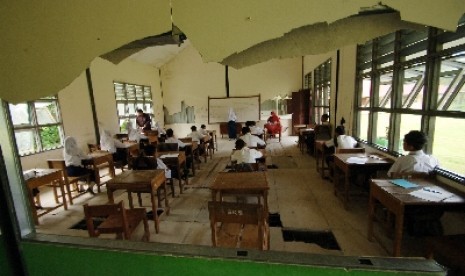  Sejumlah siswa megikuti kegiatan belajar mengajar di kelas yang rusak di SMPN 2 Limokoto Kampungdalam, Kab.Padangpariaman, Sumbar, Rabu (13/11). Enam kelas model panggung yang dibangun NGO pasca gempa 2009 itu telah rusak parah namun masih digunakan untuk