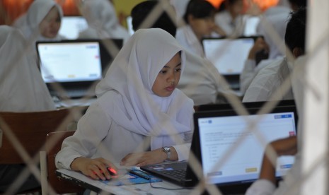 Sejumlah siswa melaksanakan Ujian Nasional Berbasis Komputer (UNBK), Senin (10/4). 