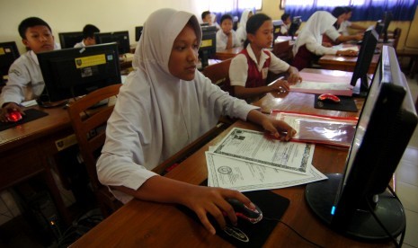 (Ilustrasi) Mengapa Belum Banyak Sekolah Bertransaksi Daring? Sejumlah siswa melakukan pendaftaran Sekolah Menengah Pertama (SMP) secara daring (online) di SMPN 1 Slawi, Kabupaten Tegal, Jawa Tengah, Senin (2/7). (Antara/Oky Lukmansyah)