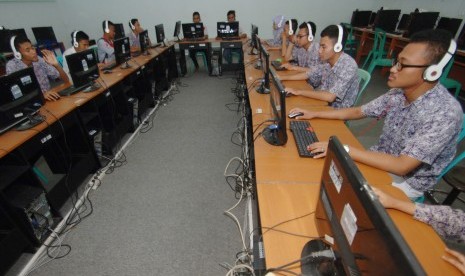 Sejumlah siswa melakukan simulasi Ujian Nasional berbasis komputer (UNBK) di Labor SMKN 2 Padang, Sumatera Barat, Kamis (31/3). 