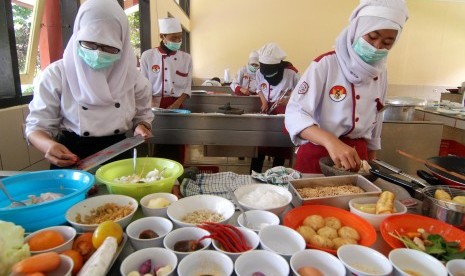 Sejumlah siswa melakukan uji kompetensi keahlian Tata Boga di sebuah SMK (ilustrasi)