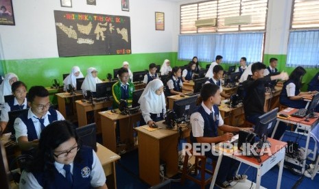 Sejumlah siswa melakukan Ujian Nasional Berbasis Komputer (UNBK) di SMP Negeri 30, Jakarta Utara, Senin (9/5).