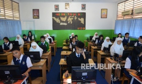 Sejumlah siswa SMP melaksanakan Ujian Nasional Berbasis Komputer (UNBK) 