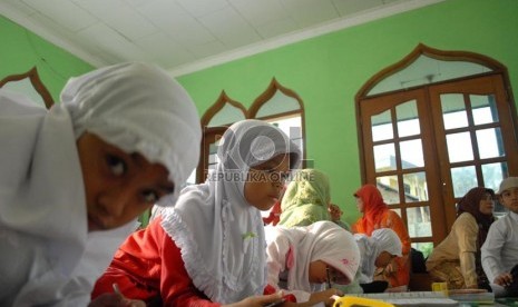  Sejumlah siswa melangsungkan kegiatan belajar di mushala Sekolah Dasar Negeri (SDN) Kramatjati 27 Pagi, Jakarta Timur, Kamis (19/7).      (Republika/Rakhmawaty La