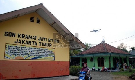  Sejumlah siswa melangsungkan kegiatan belajar di mushala Sekolah Dasar Negeri (SDN) Kramatjati 27 Pagi, Jakarta Timur, Kamis (19/7).      (Republika/Rakhmawaty La'lang)