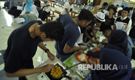 Sejumlah siswa melayani temannya yang membeli makanan saat acara Market and Entrepreneur Day di Aula SMA Darul Hikam, Jalan Tubagus Ismail Raya, Kota Bandung. (Ilustrasi)