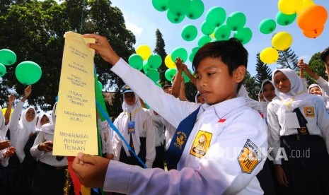 Sejumlah siswa melepaskan balon harapan anti kekerasan anak dalam Deklarasi Anti Bullying di SMPN 6 Klaten, Jawa Tengah, Kamis (7/12).