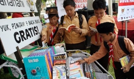 Sejumlah siswa melihat buku di Taman Baca Mahanani di Kota Kediri, Jawa Timur, Jumat (17/5).