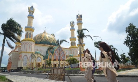 Sejumlah siswa melintas di depan komplek Islamic Center Mataram, Lombok, NTB.