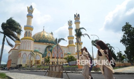 Sejumlah siswa melintas di depan komplek Islamic Center Mataram, Lombok, NTB. 